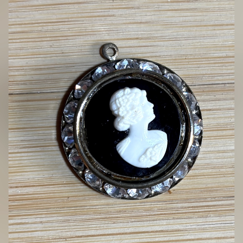 Elegant Vintage Black and White Cameo Pendant with Rhinestones